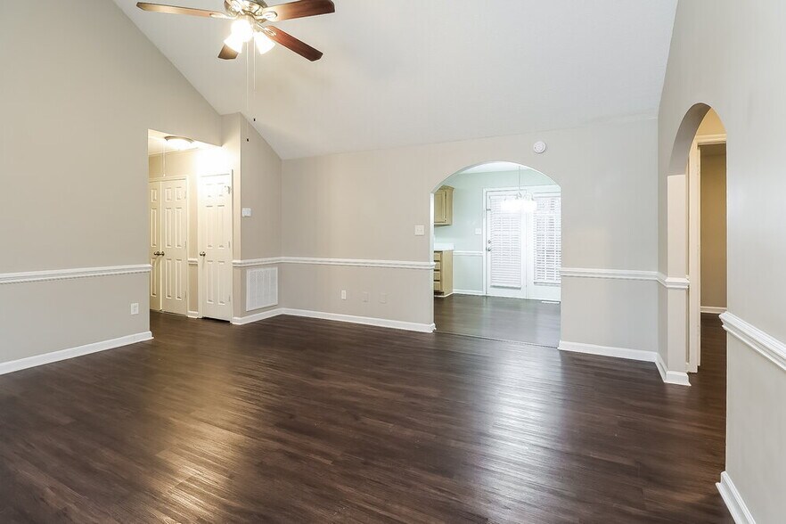 Building Photo - 544 Basswood Way