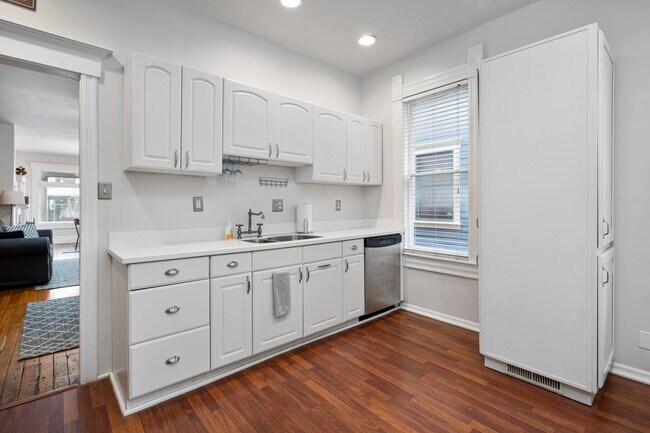 Building Photo - 802 Hamlet St