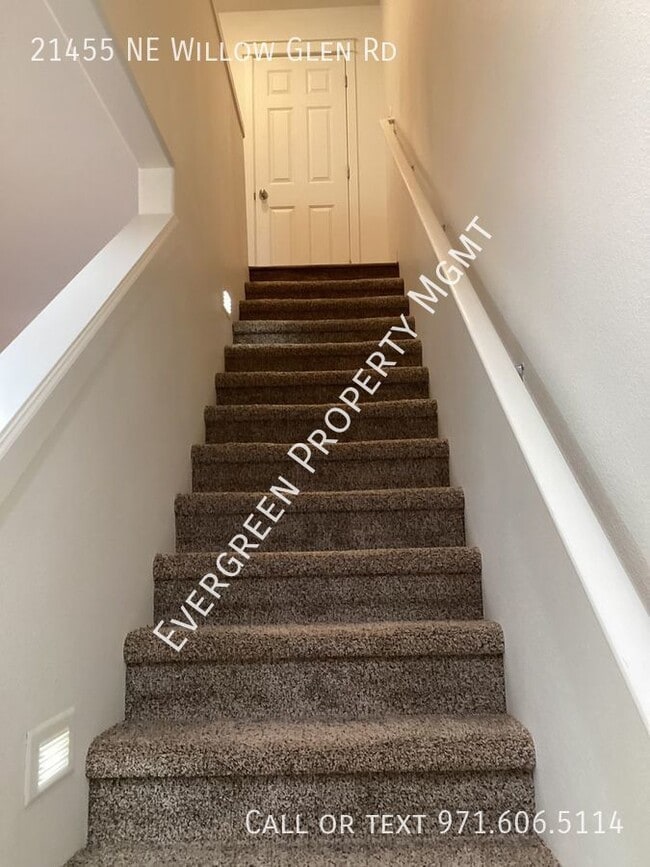 Building Photo - Beautifully remodeled 3-bedroom, 2.5-bathr...