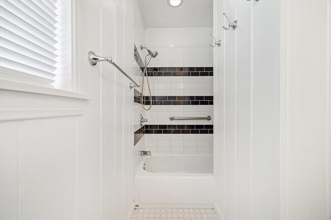 Building Photo - 2108 Branard St