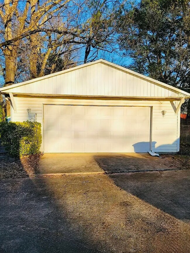 Building Photo - 1902 Forney Dr NW