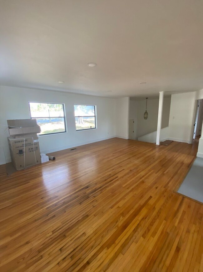 Building Photo - Fully renovated with new appliances, 5 bed...