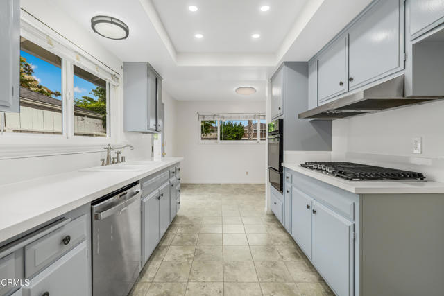 Building Photo - 2554 Bayshore Ave