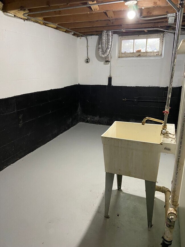 Building Photo - 2BR SINGLE FAMILY HOME, YARD, GARAGE, FULL BASEMENT, HANDY LOCATION!