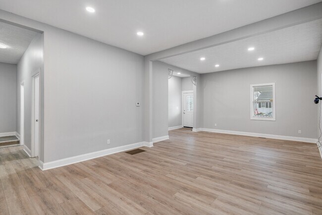 Building Photo - 2224 N Kenwood Ave