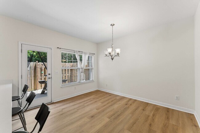 Building Photo - 553 Rosedale Ave