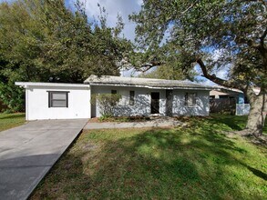 Building Photo - 3 bed / 2 bath Annual Rental Home in Brade...