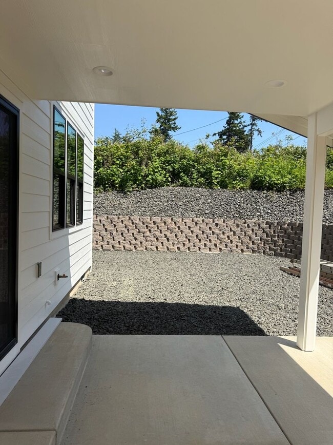 Building Photo - Charming 3 Bedroom, 2 1/2 Bath Farmhouse S...