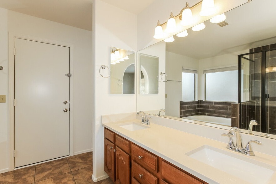 Building Photo - 7827 W Shangri La Rd