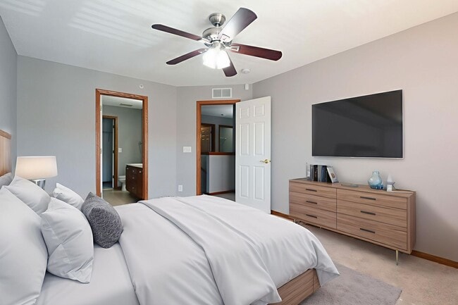 Building Photo - Beautiful 2-Bedroom 3-Bathroom Townhouse in Plymouth!