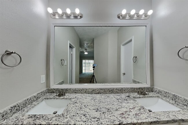 Building Photo - 10439 Lazy Meadows Dr