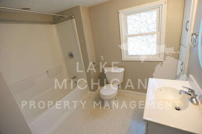Building Photo - 841 Capen St NE