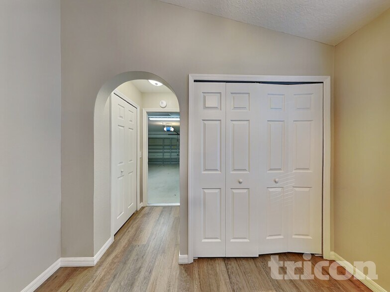 Building Photo - 864 Vanderbilt Dr