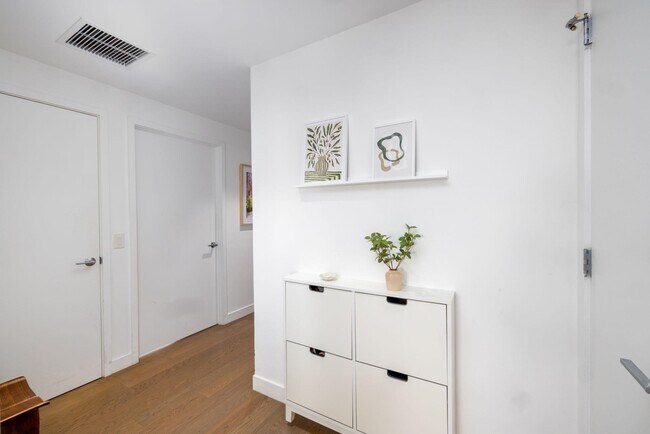 Building Photo - 75 Park Ln S