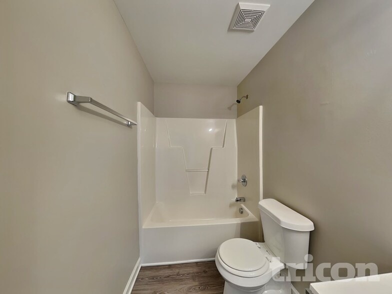 Building Photo - 2 Abbey Rd