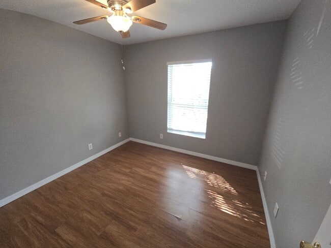 Building Photo - 3/3 Townhome In Valrico