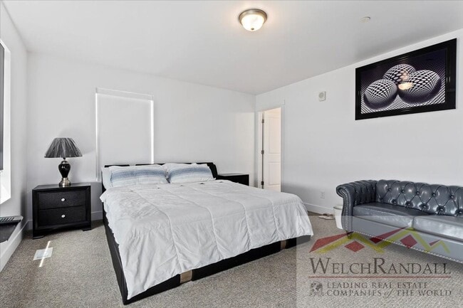 Building Photo - Townhome with Style and Space Close to Dow...