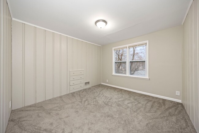 Building Photo - 3 bedroom newly renovated $1250