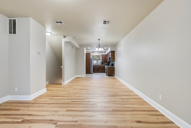 Building Photo - 3BR/2.5 Bath Townhome