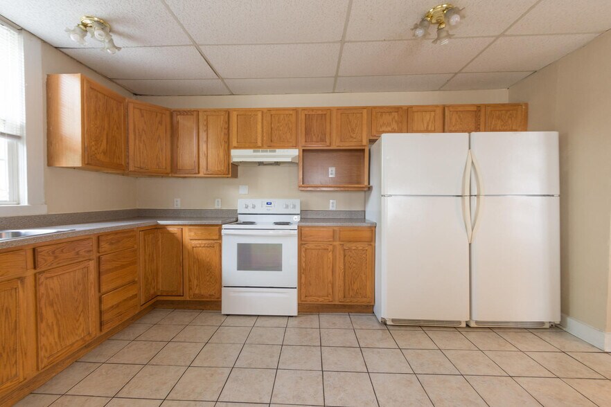 Building Photo - 628 University