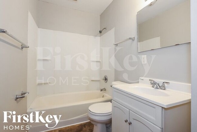 Building Photo - 5844 Sylvan Dr
