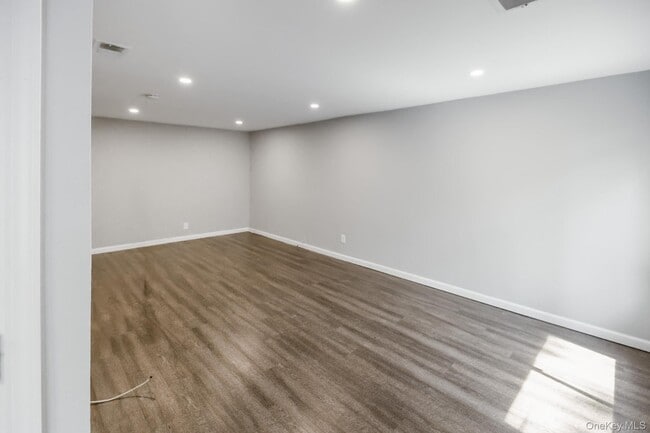 Building Photo - 100 Glen Hollow Dr