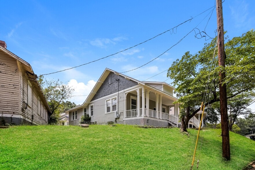 Building Photo - 2 Beechwood Heights