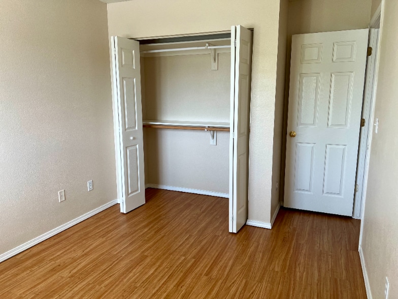 Building Photo - 2515 Lily Dr