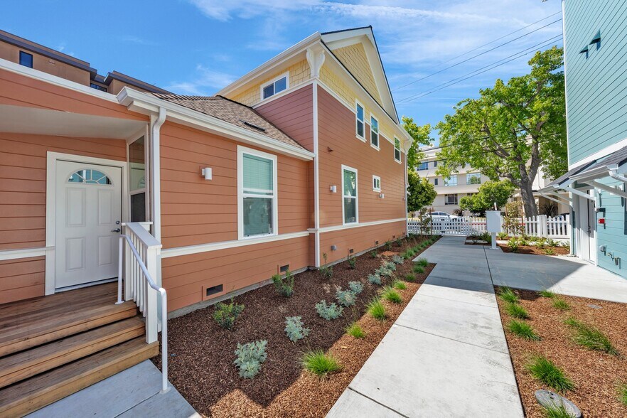 Building Photo - 2016 Dwight Way