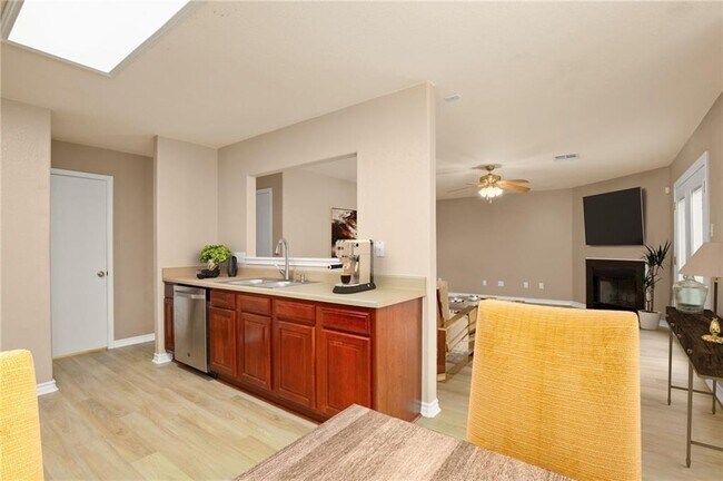 Building Photo - 2204 Cottontail Dr