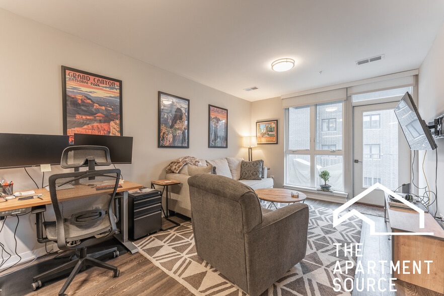 Building Photo - 301 W North Ave