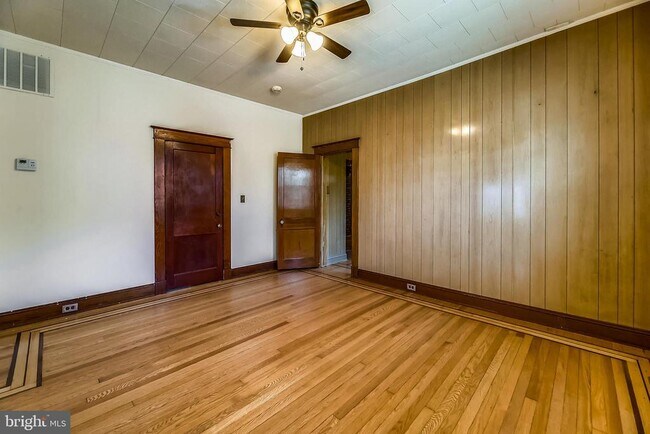 Building Photo - 1321 Maple Ave