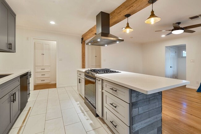 Building Photo - Charming Fully Remodeled 3-Bedroom Home wi...