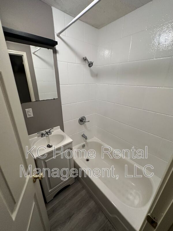 Building Photo - 1110 W 41st Terrace