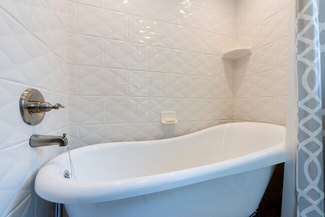 Building Photo - Charming Fully Furnished Three Bed, Two Ba...