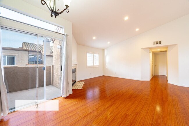 Building Photo - Bright Townhome in Sunset Community with Garage | Chino Valley USD