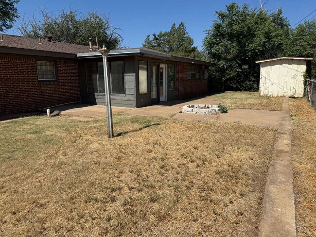 Building Photo - "Spacious 4-Bedroom Home with 2 Full Baths in Lubbock – 1,984 Sq Ft of Comfort!"