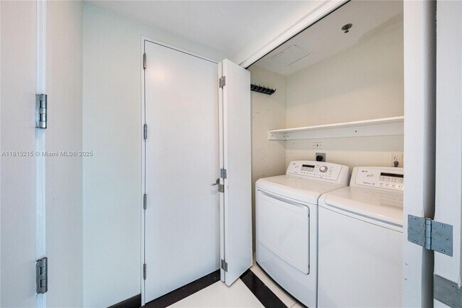Building Photo - 1395 Brickell Ave