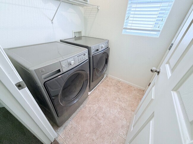 Building Photo - 3 bedroom Conveniently located