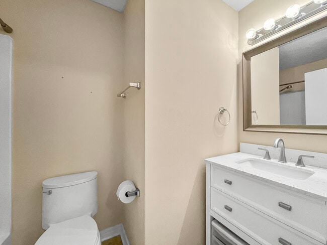 Building Photo - Spacious home featuring multiple bedrooms ...
