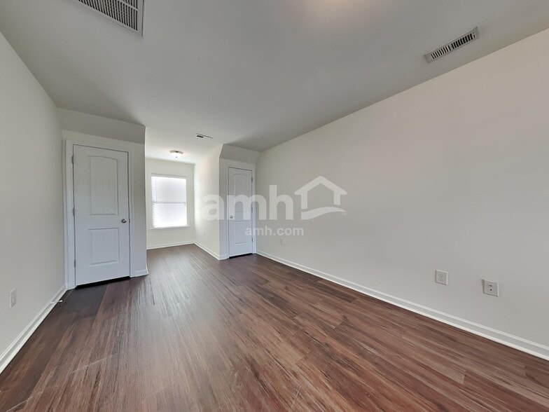 Building Photo - 913 Bridlemine Dr