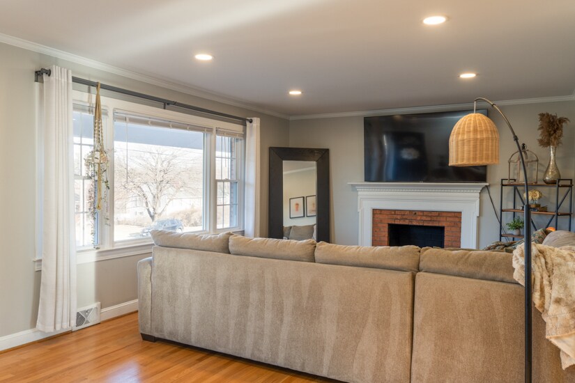 Living Room - 621 Broadview Dr