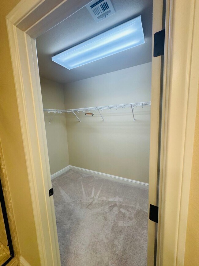 Building Photo - 4-bedroom house for rent in Highlands Ranch!