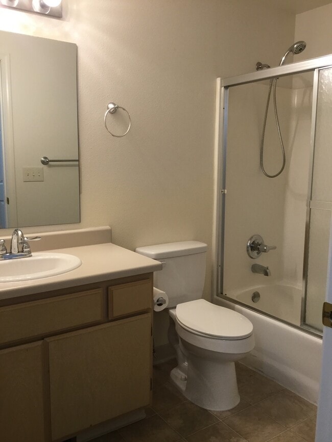 Building Photo - Cozy 2 Bed 2 Bath Condo with Private Patio