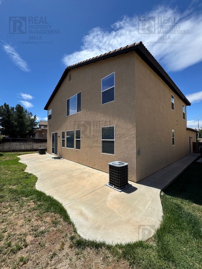 Building Photo - Ideal Layout! 4 Bedroom Home with Main Floor Bed/Bath & Open Loft