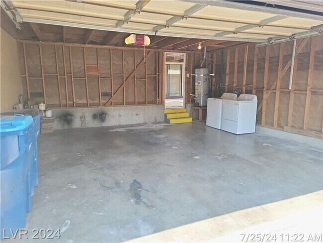 Building Photo - FANTASTIC SINGLE-STORY TOWNHOME JUST MINUT...