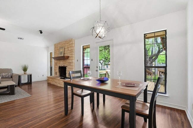 Building Photo - 306 Woodstone Dr