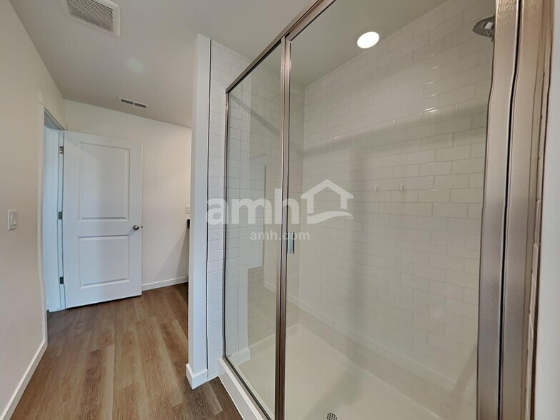 Building Photo - 304 N Addison Way