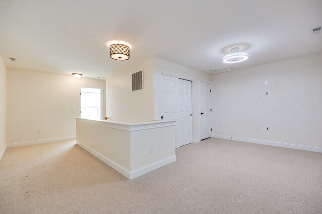 Building Photo - 208 Pointe Oakwood Way