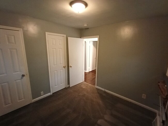 Building Photo - 3 bedroom 1 bathroom on the Eastside NOW A...